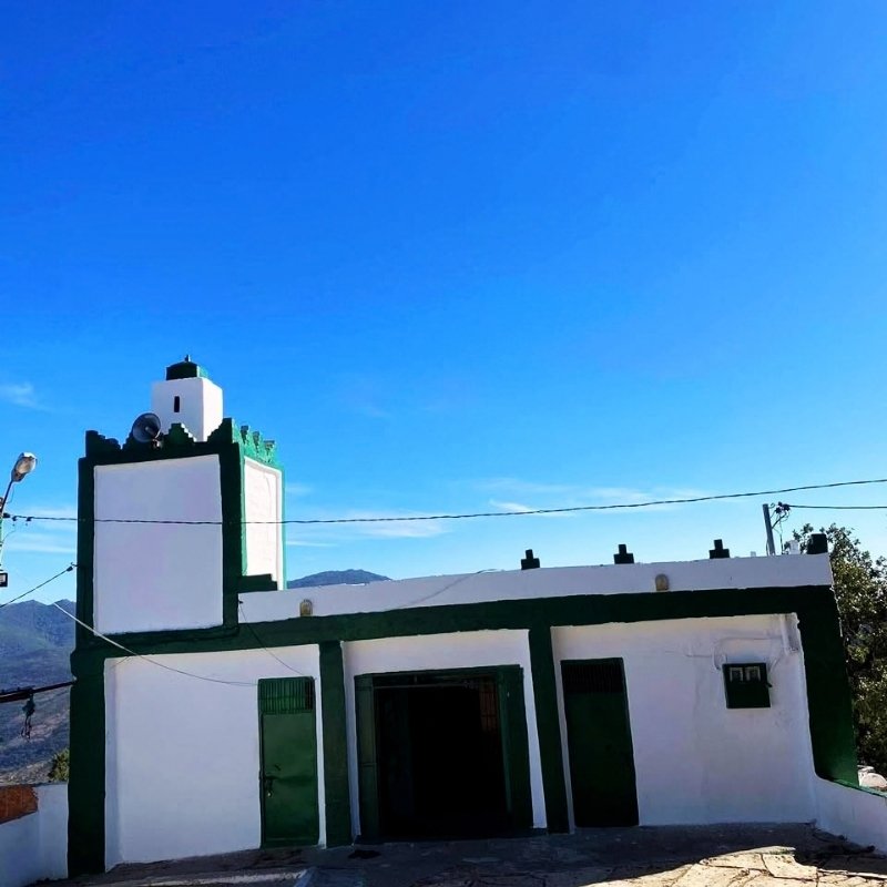 Mosquée du village au cœur des paysages montagneux de la région de Bouhachem